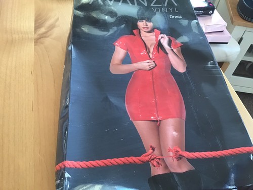 Robe rouge vinyle - rouge, manches