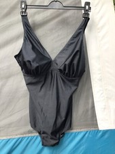 maillot de bain une piece noir .taille 52  ( C )