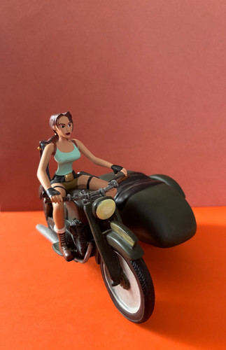 Figurine lara croft side - side, car