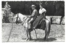 13  ARLES  GARDIAN ET ARLESIENNE