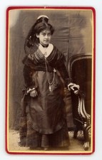 PHOTO CDV photographie, une jeune Arlésienne pose ruban noir