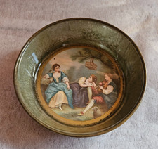 ANCIENNE COUPELLE LAITON  AVEC GRAVURE MINIATURE SCENE MUSICALE  GALANTE