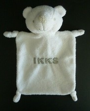 *. DOUDOU PLAT IKKS OURS BLANC GRIS CLAIR TRES BON ETAT