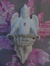 Beau bénitier biscuit blanc marque en creux derrière vers 1920  13cm de haut 8cm