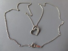 collier argent 925 poinçons 2,30gr : chaine 41,5cm forçat, coeur zirconiums