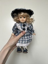 Poupée de porcelaine vintage