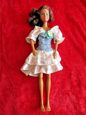 BARBIE en ROBE FLEURIE VOLANTEE ASYMETRIQUE - BRAS et JAMBES ARTICULES - 99-0