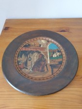 Belle assiette décorative à suspendre en bois sculpté et peint main vieille femm