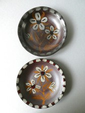 2 assiettes ou plats en grès émaillé, décor fleurs, signés G Turgis, Calvados