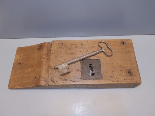 Ancienne serrure bois avec sa - -ancienne,