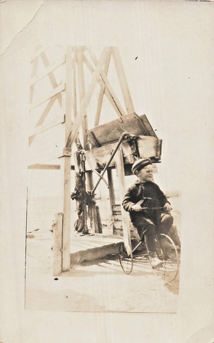 Boy tricycle prochain - on,