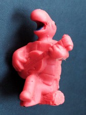 Glup's-ville : figurine publicitaire glup's Esso 1970 - Dale Chante-faux - rouge