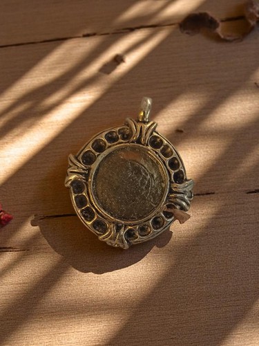 Pendentif rond vintage métal