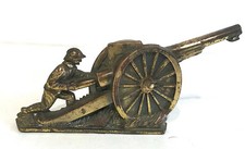 Ancien soldat avec canon en