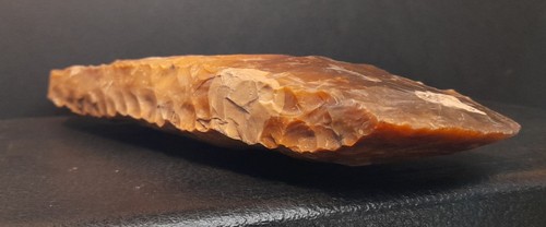 Hache taillée silex orange - silex,
