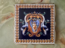 Dessous de plat faïence de Gien décor Renaissance fond bleu support métal