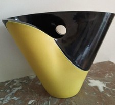 Vase en céramique signé