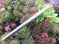 STYLO PLUME EN ACIER BROSSE GRIS NEUF DE STOCK JAMAIS ENCRE