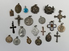 Lot de 21 médailles religieuses anciennes, Médailles, Crucifix, Pendentifs...