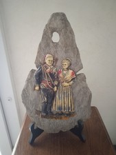 Plaque granit à poser sur support noir couple personnages souvenir de Savoie