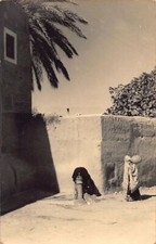 Maroc - TIZNIT - Femme à la fontaine