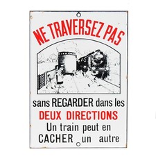 Plaque émaillée de passage à niveau SNCF " Un train peut en cacher un autre "
