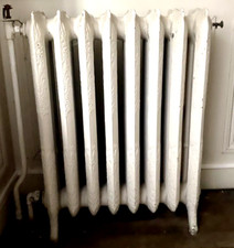 Radiateur ancien sur pieds a huit lames fleuries en fonte de fer XX siècle