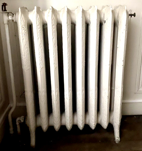 Radiateur ancien sur - , pieds