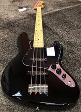Fender Standard Jazz Bass noir, deux micros, corps décalé, d'occasion