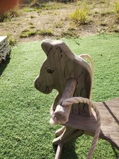 Balançoire en bois pour tout-petits en forme de cheval.