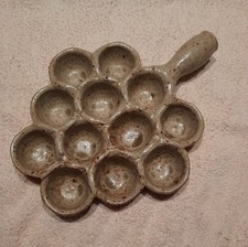 Ancien plat poêlon à escargots 12 trous en grès vernissé. Années 70