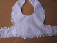 bavoir rose brodé main ancien