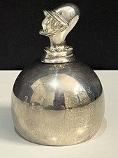 Bouchon stoppeur en métal argenté pour bouteille entamée.