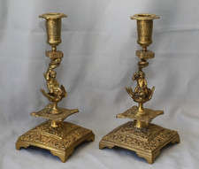 Paire de bougeoir en bronze au décor de putti sur dauphin