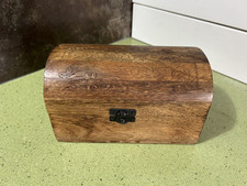 Jolie Boîte à Bijoux Ancienne Bois forme de coffre gravée fleurs