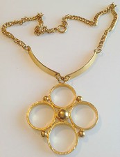 collier vintage style art