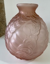 Ancien vase rose en verre