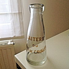 St Gilles du Gard - Ancienne  bouteille de lait Mas de CAVALES