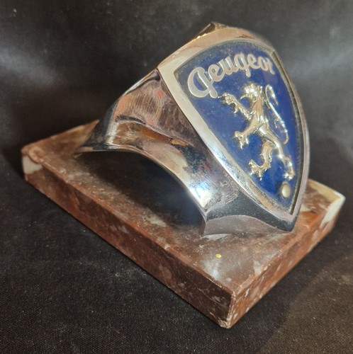 Mascotte peugeot sur marbre - mascotte,