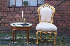Chaise doré à la feuille d'or tissues damas beige claire d'un château à Bordeaux