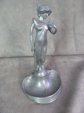 STATUETTE ART NOUVEAU, formant VIDE-POCHE. Signée: EDLES ZIN.