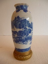 PETIT VASE CHINOIS BLEU BLANC MONTURE BRONZE DORE FRANCE - 13.5 CM