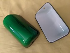 1 Un PETIT abat-jour baignoire en opaline verte et blanche pour lampe de bureau*