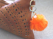 Porte clef Bijou de sac pompon fourrure orange personnalisé initiale