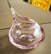 Lot de 3 petits vases « goutte » en verre rose attribués à Christian Tortu