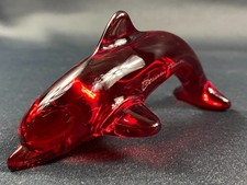 Sujet animalier en cristal teinté rouge signé DAUM au dauphin