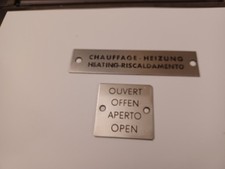 SNCF/ 2 ANCIENNES PLAQUES ALU  CHAUFFAGE ET OUVERT EN 4 LANGUES