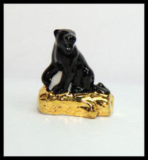 FÈVE "LA PANTHÈRE NOIRE AVEC SA POSTURE & SON EXPRESSION, IZZO 2024, SOCLE OR" P