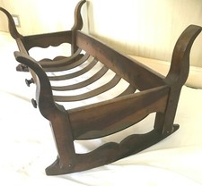 berceau à bascule en noyer massif région milieu de la France. XIX siècle .