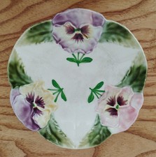 Assiette Barbotine « aux pensées » - H B & Cie Choisy-le-Roi